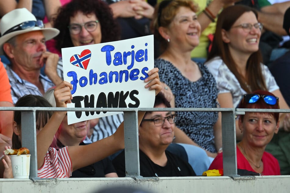 Die Fans hatte kleine Plakate gebastelt für Johannes Thingnes Bö.