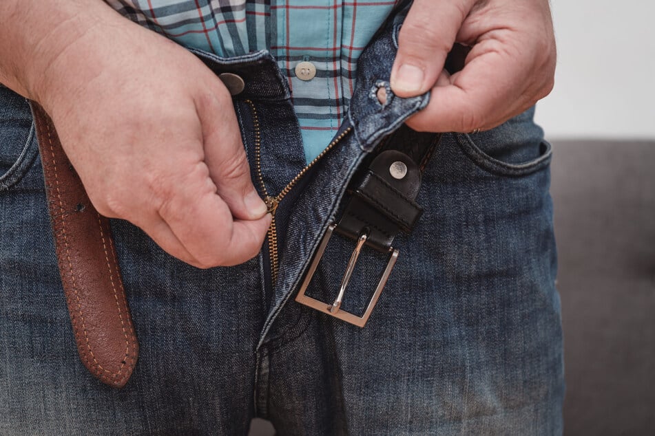 Ein unbekannter Mann hat sich in der Mannheimer Innenstadt gleich zweimal vor zwei jungen Frauen entblößt. (Symbolfoto)
