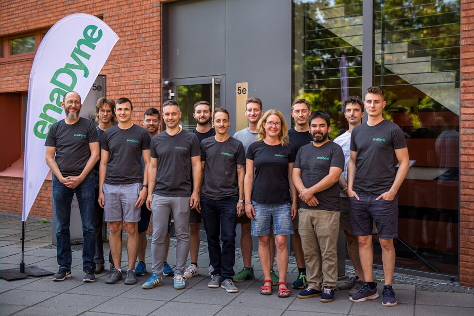 Mitarbeiter der enaDyne GmbH vor ihrem Leipziger Firmensitz am Alten Messegelände.