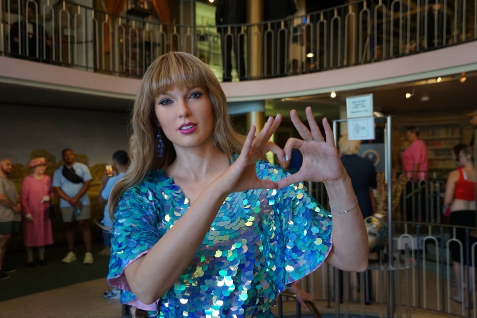 Das schimmernden blau-lila Pailletten Outfit trug die echte Taylor Swift bei den "iHeartRadio Awards" 2024. Auch das Make-up, der Schmuck und der silberne Nagellack sind dem originalen Red-Carpet-Look bis auf das kleinste Detail nachempfunden.