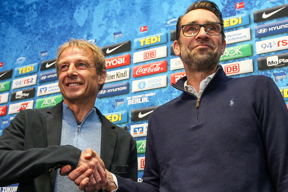 Da war die Welt noch in Ordnung. Michael Preetz stellt Jürgen Klinsmann als Cheftrainer von Hertha BSC vor.