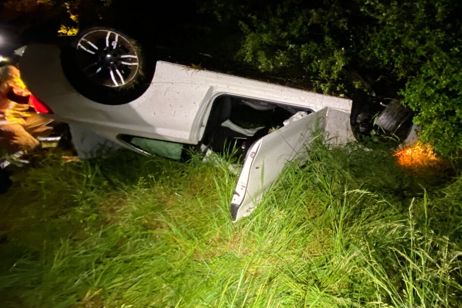 Der Wagen überschlug sich zweimal und blieb schließlich neben dem Feldweg auf dem Dach liegen.