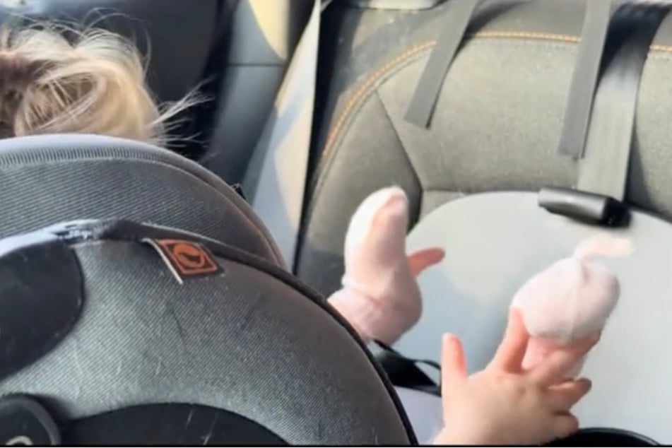 Ojciec założył córce rękawiczki zamiast skarpet.