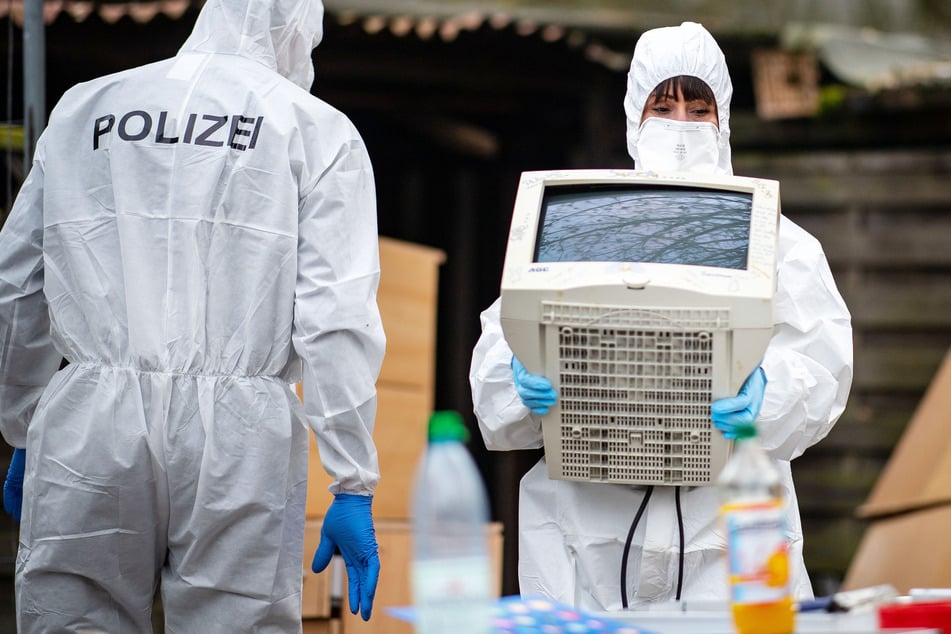 Polizeibeamte der Spurensicherung bei einer Razzia im Februar 2019 in Lüdge (NRW). Ermittler hatten dort Räumlichkeiten wegen des Verdachts auf Besitz von Kinderpornografie durchsucht. (Archivbild)