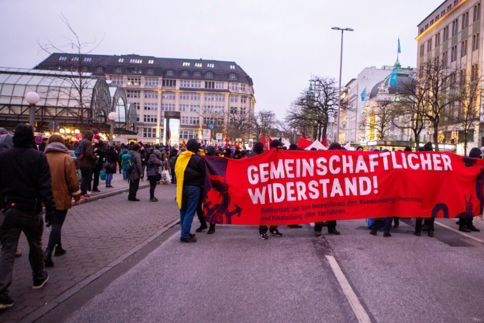 G20-Prozess: Hunderte Menschen demonstrieren in Hamburg!
