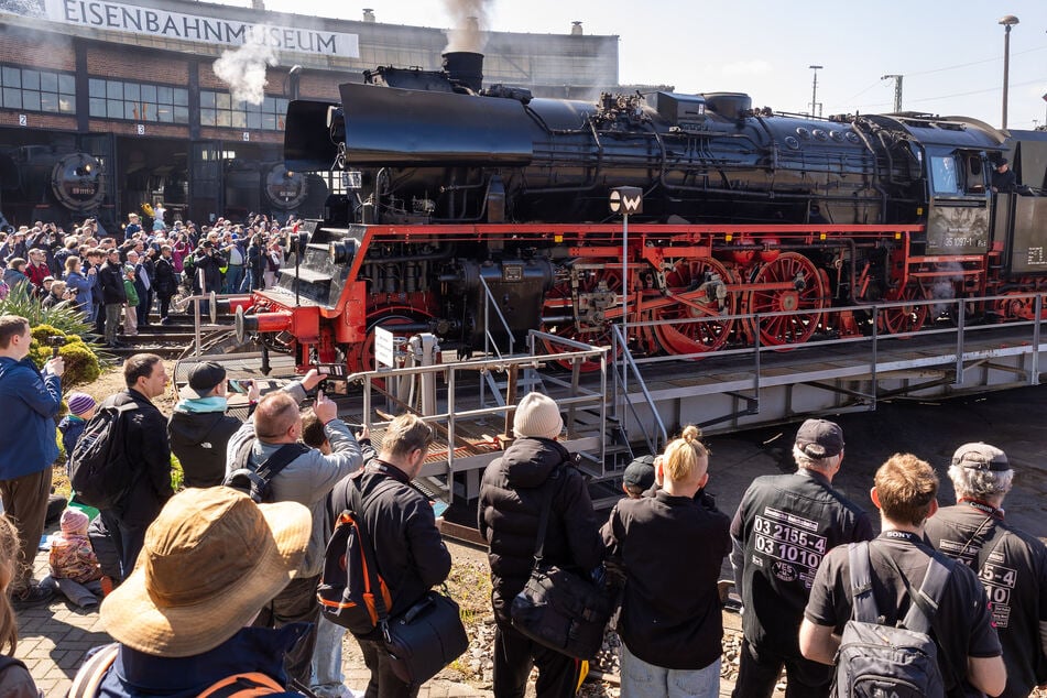 Besucherinnen und Besucher bestaunen am Samstag die Loks auf der Drehscheibe.