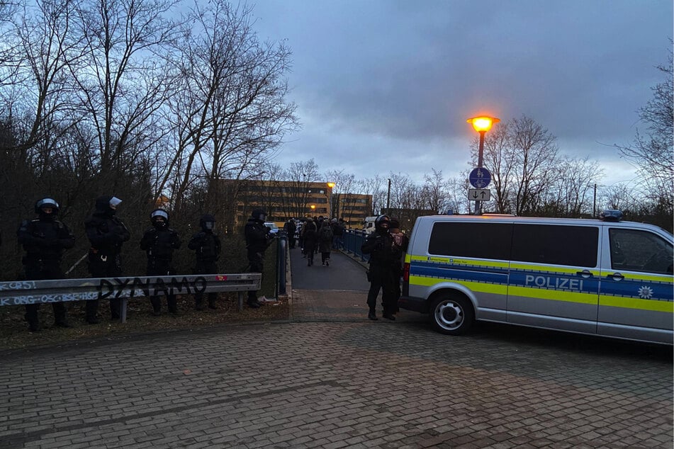 Über diese kleine Brücke ging es für die Demonstranten weiter.