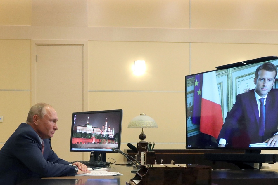 Wladimir Putin (l), Präsident von Russland, spricht per Videokonferenz mit Emmanuel Macron (r), Präsident von Frankreich, in der Residenz Nowo-Ogarjowo. Es geht vor allem um internationale Krisen wie die Corona-Pandemie, und Konflikte in Syrien, Libyen oder in der Ukraine.