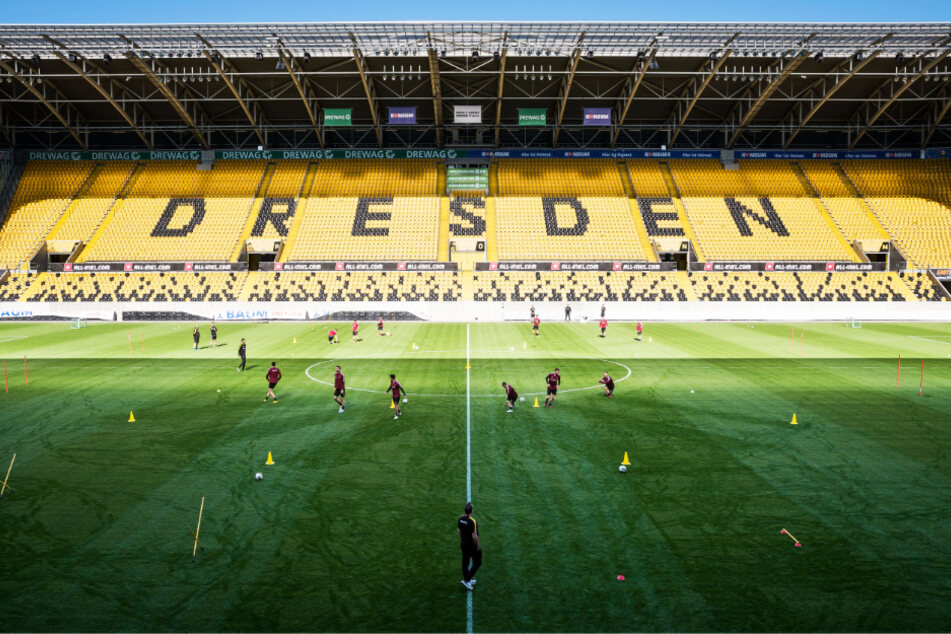 Abgeschottet im Harbig-Stadion: Die Dynamos konnten am Mittwoch erstmals wieder trainieren - natürlich unter Ausschluss der Öffentlichkeit und mit strengen Auflagen.
