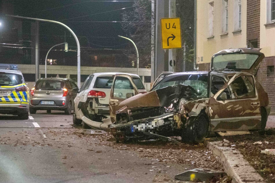 Trümmerfeld: Heftiger Unfall mit zwei Verletzten in Magdeburg