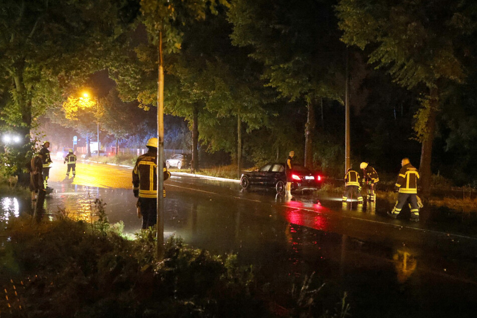Ein Auto wurde in der Max-Liebermann-Straße durch einen Gully beschädigt.