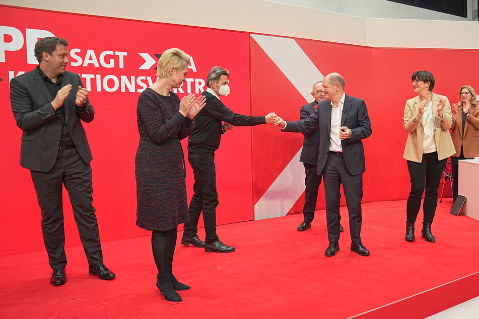 Die SPD-Delegierten nach der Abstimmung über einen Koalitionsvertrag mit der FDP und Bündnis90/Die Grünen zur Bildung einer neuen Bundesregierung.