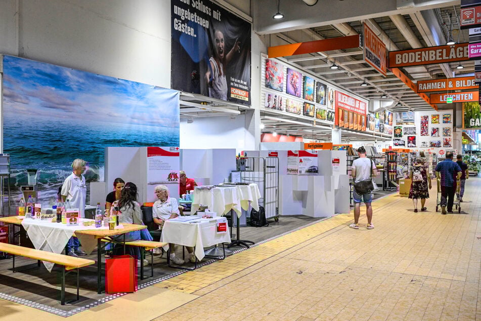 Gerade im Sommer braucht es Sonder-Blutspendeaktionen wie die im Baumarkt "Hornbach", damit die Versorgung der Krankenhäuser nicht abbricht.