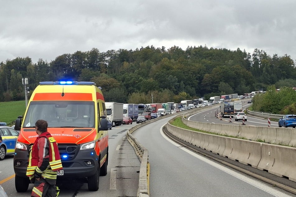 Die Autos und Lkw stauten sich hinter der Unfallstelle für mehrere hundert Meter.