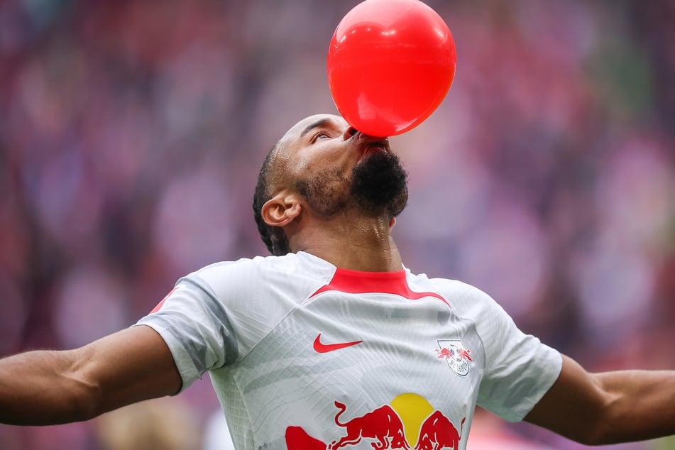 Schon bei RB Leipzig hat Nkunku seinen ikonischen Jubel gern gemacht. Damals aber noch mit rotem Luftballon.