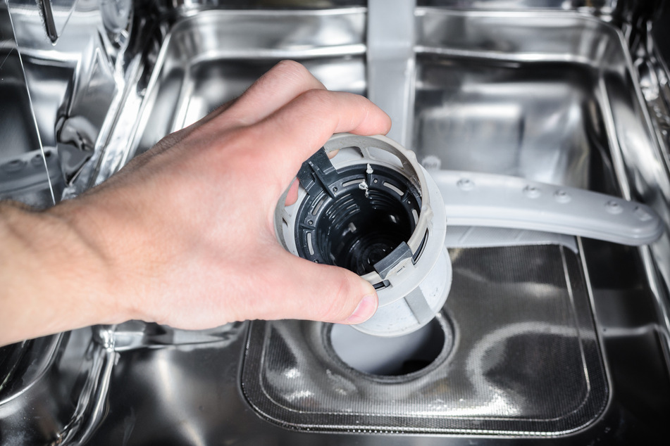 Den Filter in der Spülmaschine kann man bei den meisten Geräten zur Reinigung herausnehmen.