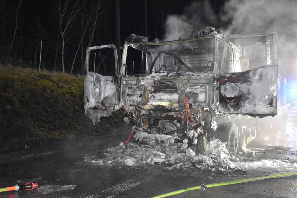 Der Lastwagen wurde durch das Feuer vollständig zerstört.