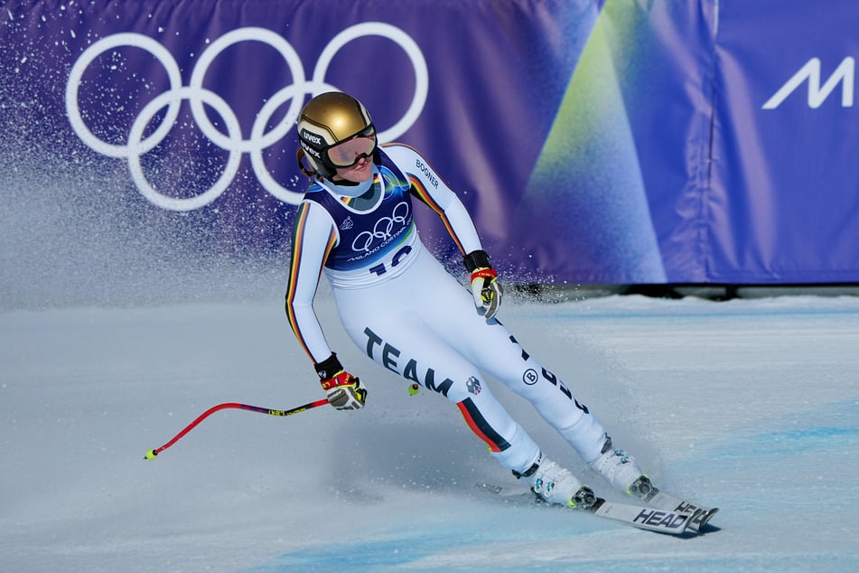 Emma Aicher fehlen im Ziel nur vier Hundertstelsekunden zu Olympia-Gold! Doch die 22-Jährige darf sich über Silber freuen.