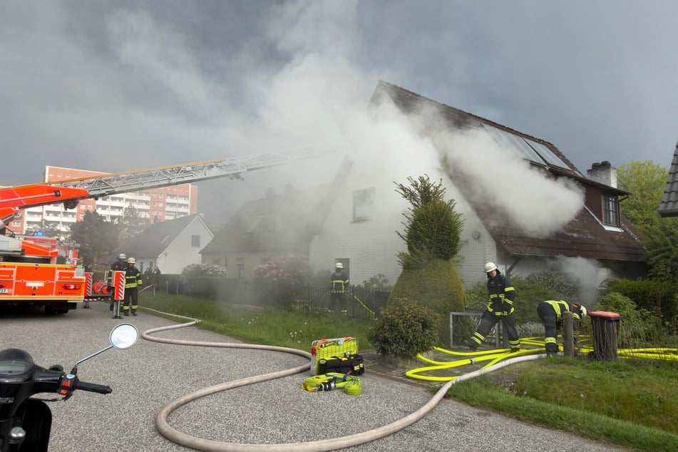 Hamburg: Dichte Rauchwolke quillt aus Einfamilienhaus: Einsatzkräfte kämpfen gegen Feuer