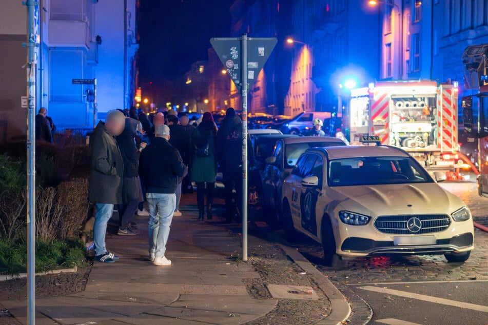 Vermutlich mitten in ihren Silvesterfeierlichkeiten mussten die Bewohner aus dem Haus evakuiert werden.