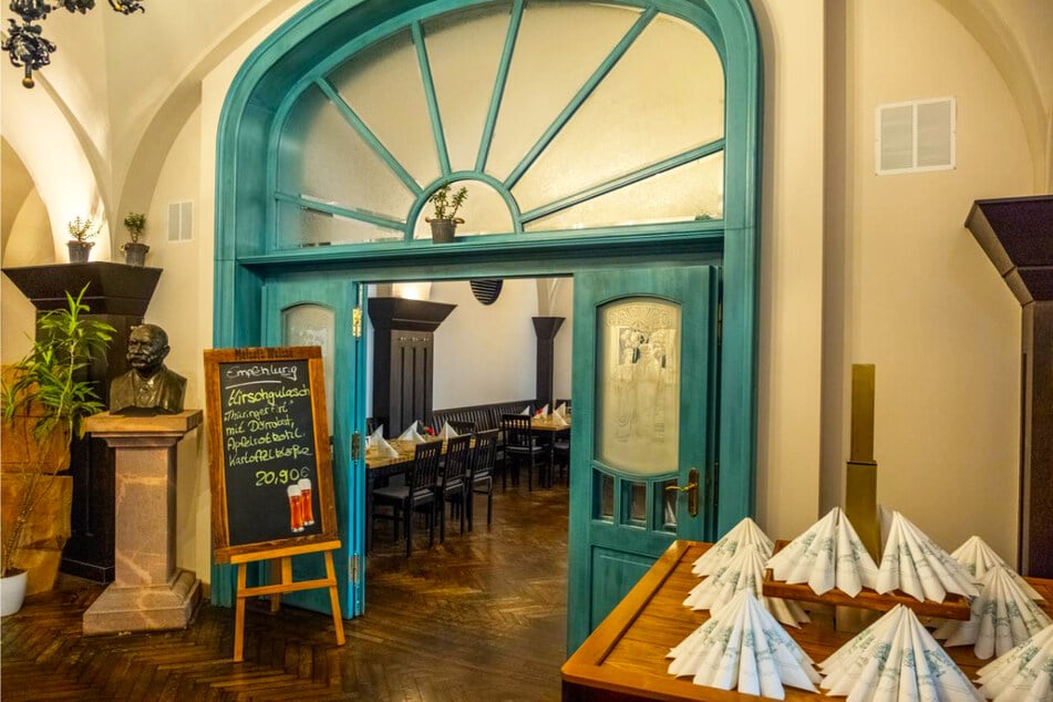 Dieses tolle blaue Türelement haben die Leidings aus dem Forsthaus Raschwitz mitgebracht und eingebaut.