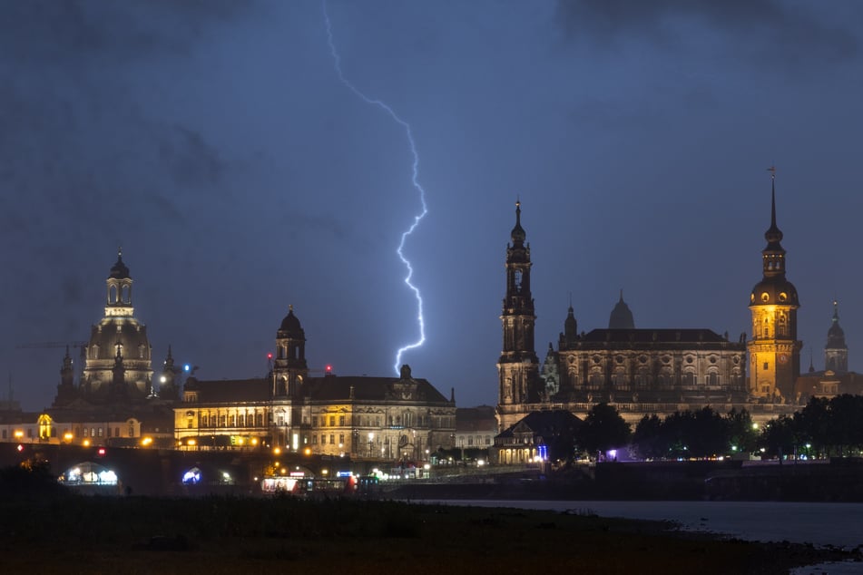 Blitz und Donner drohen zum Beispiel Dresden am Freitagnachmittag - und in den kommenden Tagen.