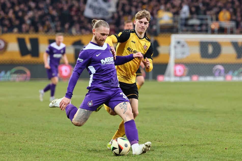 Aue-Kicker Marvin Stefaniak (29, l.), hier gegen Dominik Kother (24), sprach von einem ausgeglichenen Spiel.