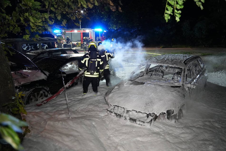 Zwei der Fahrzeuge wurden dabei bis zur Unkenntlichkeit zerstört.