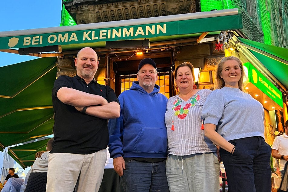 Freuen sich auf das neue Kölsch (v.l.): die "Oma Kleinmann"-Geschäftsführer Thore Küther, Olaf-Maria Wolf, Lara Maureen Wolf und Ivana Küther-Jankovic.