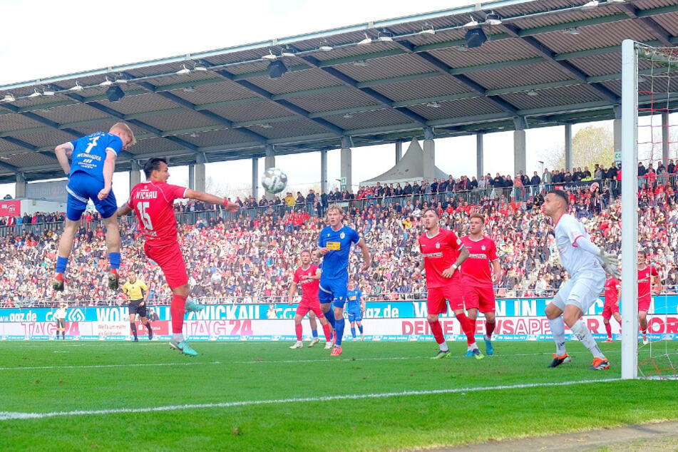 Carl-Zeiss-Stürmer Eric Weinhauer (l.) köpfte hier zum 1:0 für seine Farben ein. Zwickaus Keeper Lucas Hiemann war machtlos.