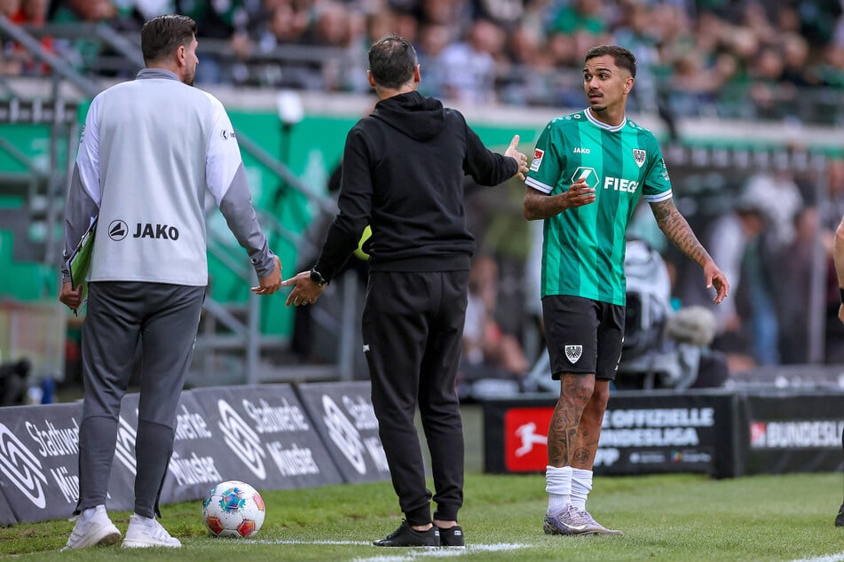 Es passt einfach zwischen Oliver Batista Meier (r.) und Alexander Ende (46, M.).
