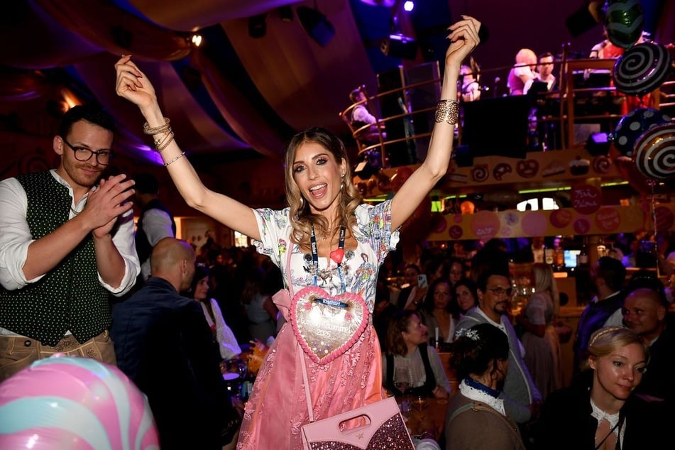 Influencer wie Cathy Hummels (38) verdienen mit ihrem Wiesn-Content Geld - davon will die Stadt mit profitieren.