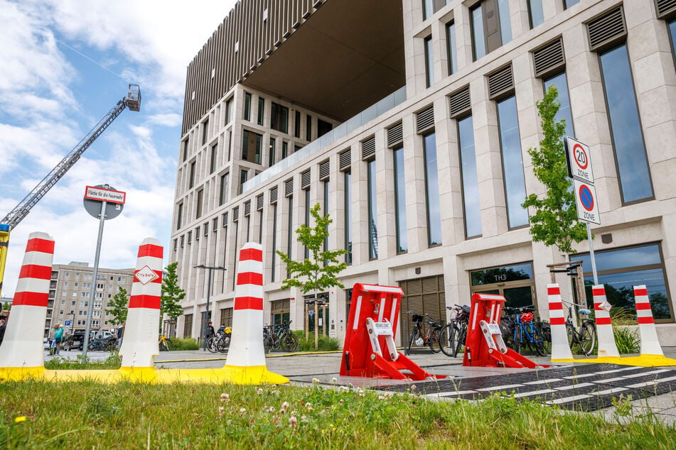 Zum "Offenen Rathaus" wurde das Stadtforum mit Terrorsperren abgesichert.