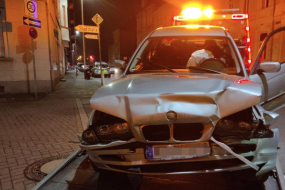 Der BMW wurde bei dem Unfall schwer beschädigt.