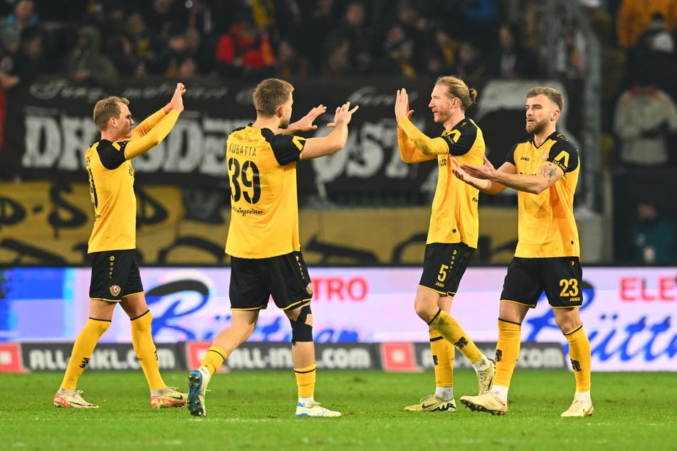 Im Hinspiel gegen Mannheim im Dezember stand der 21-Jährige (2.v.l.) neben Lukas Böder (l.) in der Innenverteidigung in der Startelf.