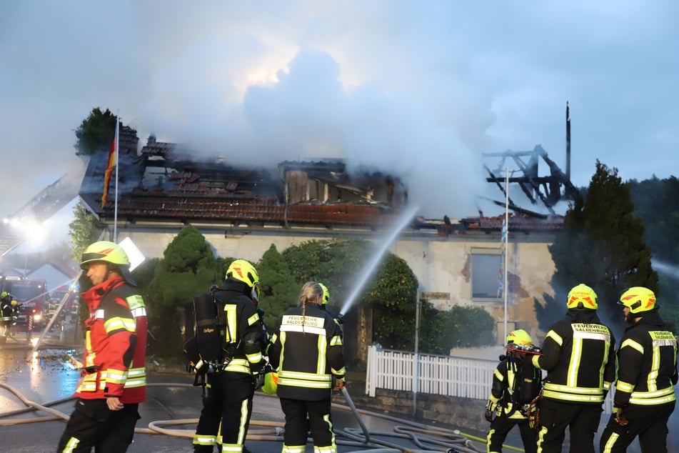 Einfamilienhaus brennt komplett aus: Feuerwehr entdeckt Stunden später Leiche des Bewohners