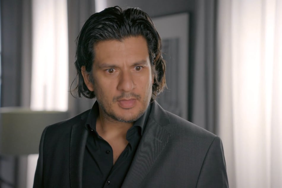 ... erpresst Maximilian.