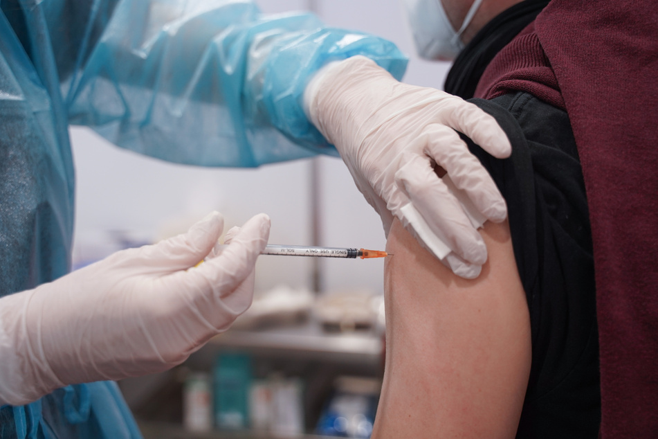Ein junger Mann erhält eine Impfung gegen das Coronavirus. In Schleswig-Holstein haben inzwischen mehr als die Hälfte der Bevölkerung eine Auffrischungsimpfung bekommen. (Symbolfoto)
