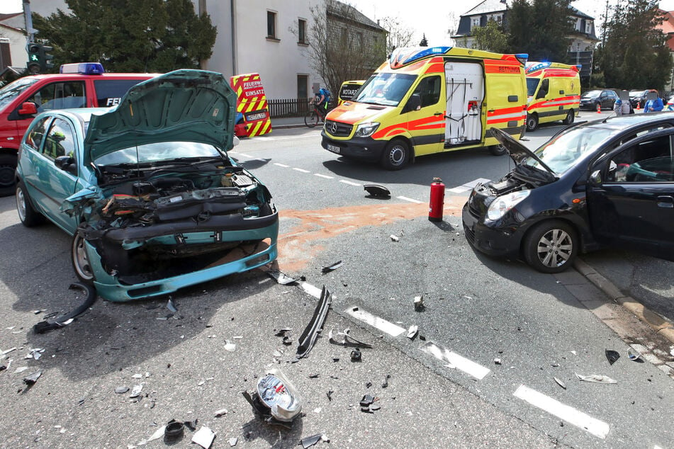 Heftiger Kreuzungs-Crash in Hohenstein-Ernstthal: Zwei Verletzte