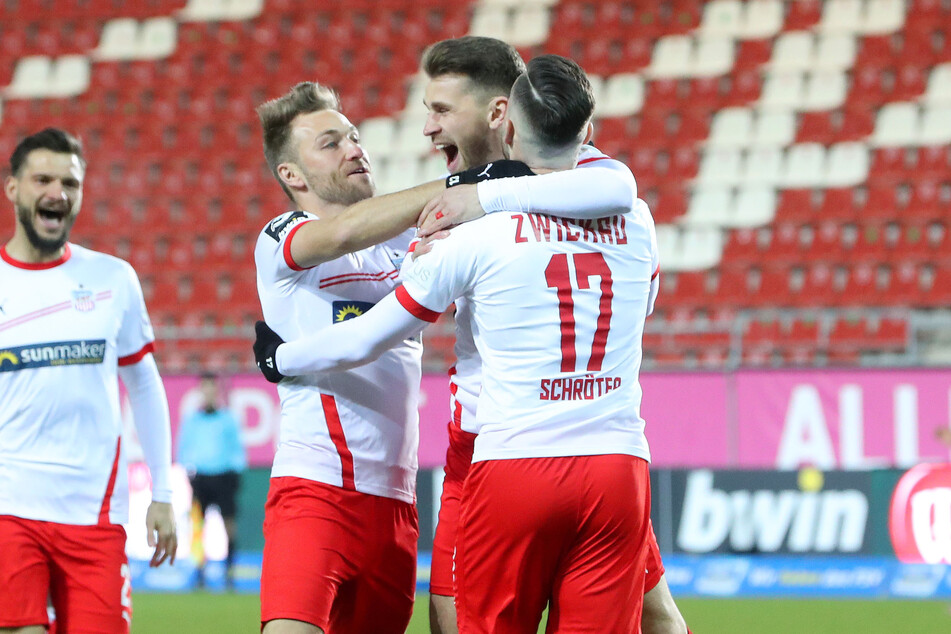 Gleich in der ersten Spielminute traf FSV-Kicker Nils Miatke (31, 2.v.r.). Seine Teamkollegen waren aus dem Häuschen.