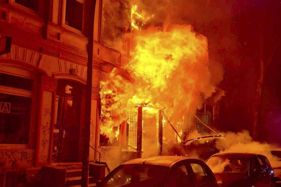 Hamburg: Großbrand mitten auf St. Pauli: Mehrfamilienhaus steht in Flammen