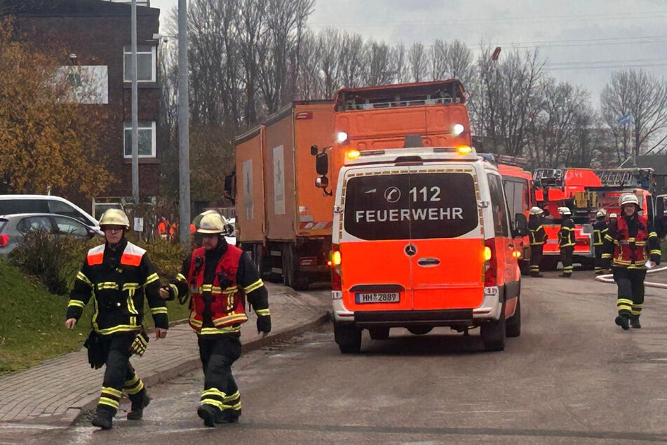 Hamburg: Großeinsatz im Hafen! Chemische Reaktion löst Feuer aus