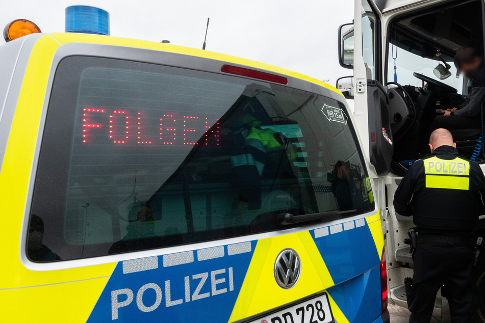 Fahrer rief selbst die Polizei: Acht Menschen in verplombten Lkw entdeckt