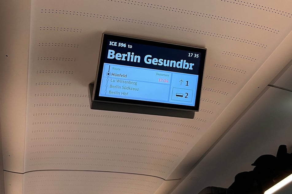Nachdem der ICE den planmäßigen Halt in Fulda verpasst hatte, musste er außerplanmäßig im rund 18 Kilometer entfernten Hünfeld stoppen.
