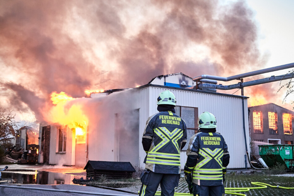 Mehr als hundert Feuerwehrleute waren im Einsatz, um die Hallen der ehemaligen Elbtalwerke in Heidenau zu löschen.