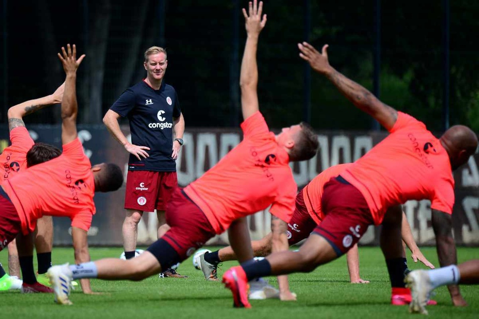 St. Paulis Trainer Timo Schultz beobachtet seine Spieler während einer Trainingsübung.
