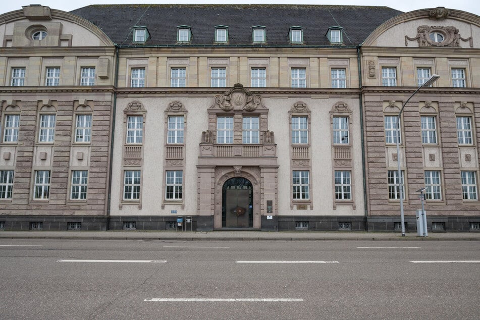 Nach seiner Verurteilung ist ein Mann aus einem Fenster des Landgerichts Saarbrücken entkommen. (Archivbild)