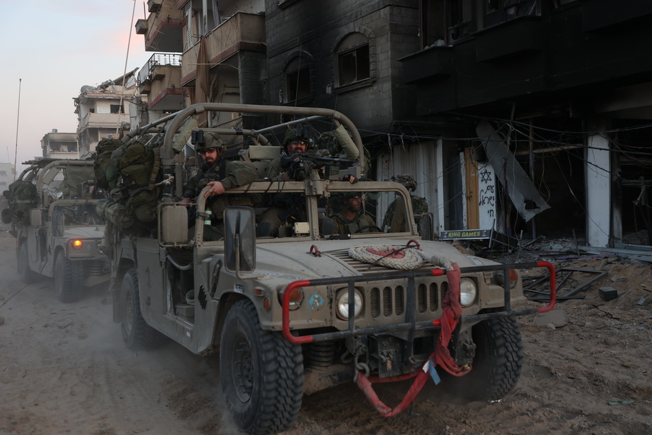 Israelische Truppen fahren während militärischer Operationen durch die Stadt. (Archivbild)