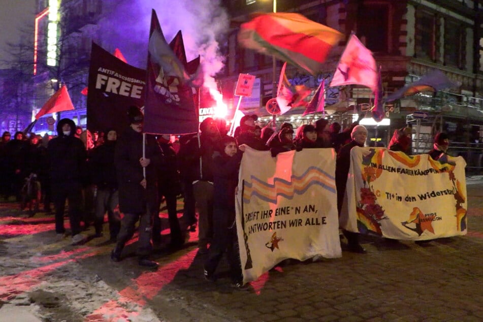 In Hamburg demonstrierten am Mittwochabend rund 270 Personen gegen das Urteil gegen Maja T. in Budapest. Auch in Kiel gingen Menschen auf die Straße.