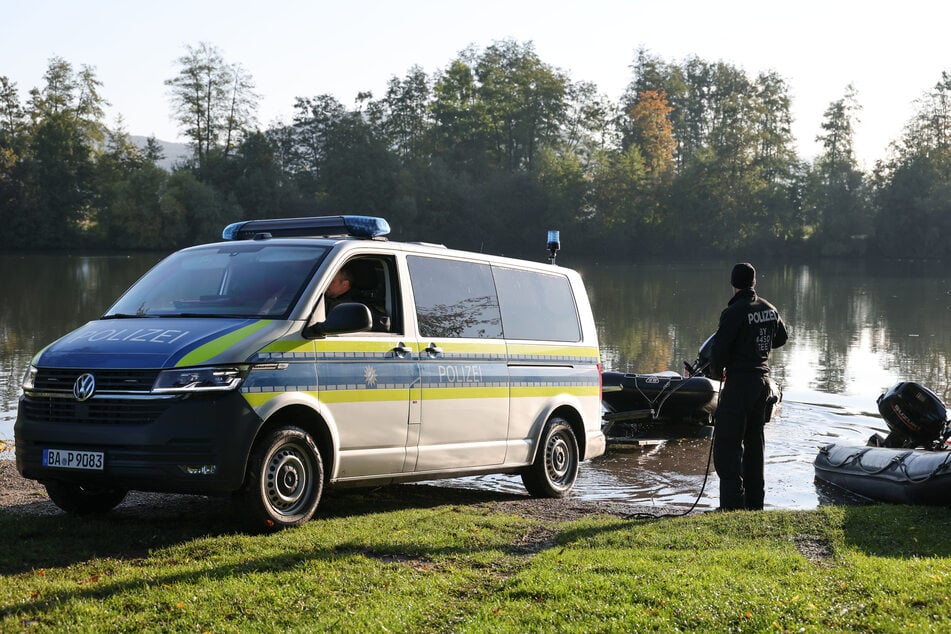 Polizisten bereiten den Taucheinsatz in Happurg vor.